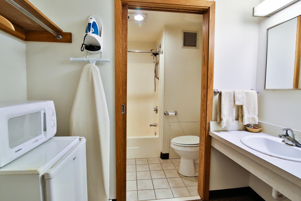 Great American Inn & Suites Devils Lake Екстериор снимка