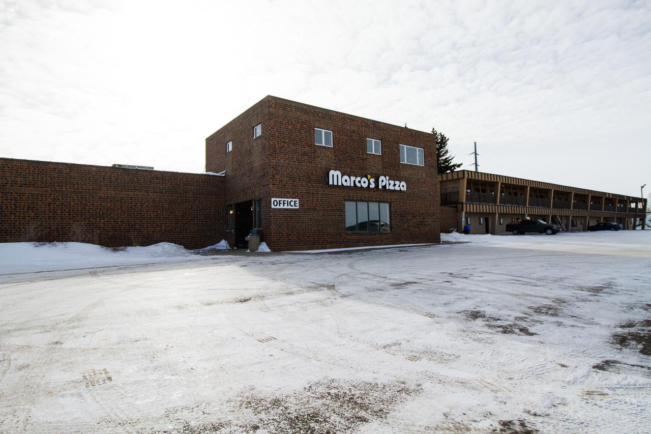 Great American Inn & Suites Devils Lake Екстериор снимка